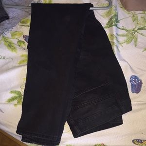 Black mom jeans size 7 ripped on leg